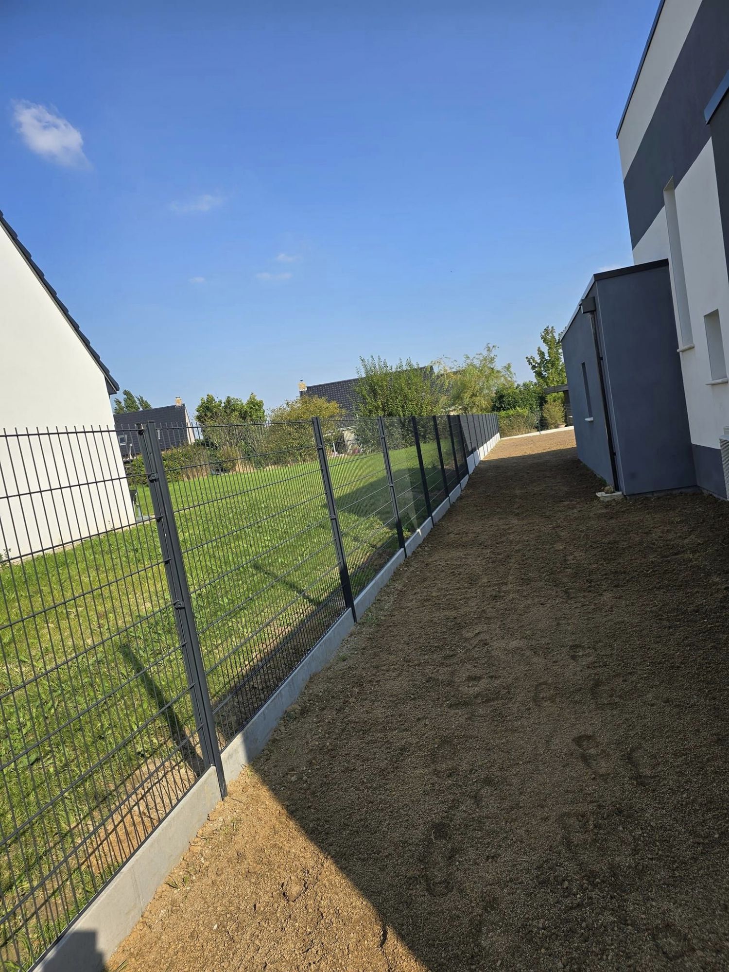 Clôture rigide en double fils et engazonnement 