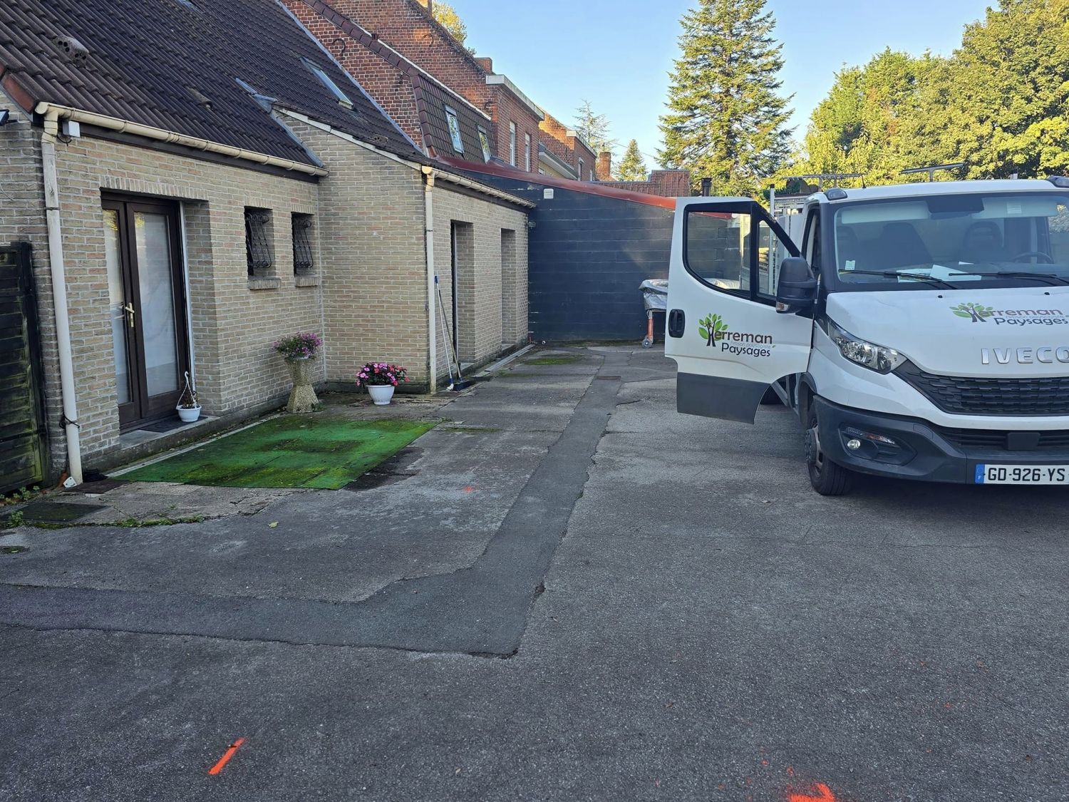 Terrasse, clôture, portillon, gazon synthétique, pergolas, jardinières 
